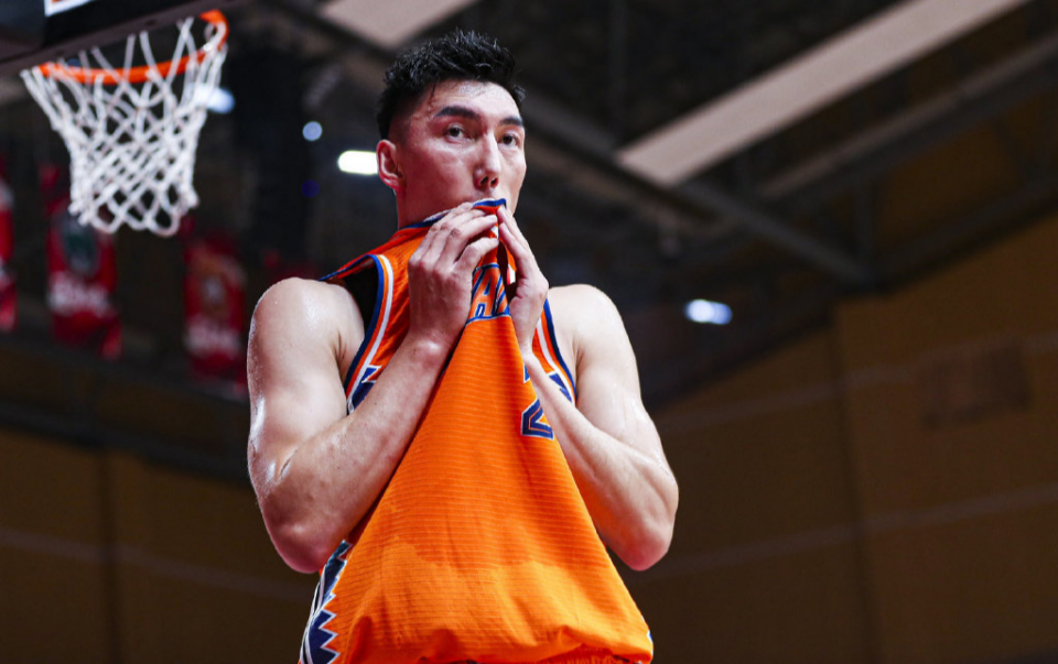 包含转会期门兴格拉德巴赫调整名单以备CBA季后赛，伤情更新环节打磨，更衣室稳定，赛程密集仍需轮换的词条