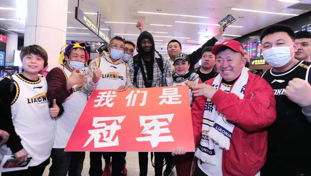 包含转会期门兴格拉德巴赫调整名单以备CBA季后赛，伤情更新环节打磨，更衣室稳定，赛程密集仍需轮换的词条